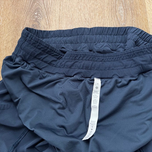 EUC Lululemon Track That Mid-Rise Lined Short 5" - True Navy - Size 10 - Picture 5 of 6